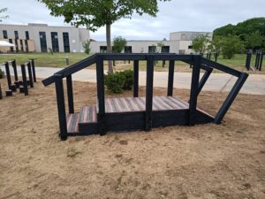 Escalier avec rampe pour PMR en plastique recyclé