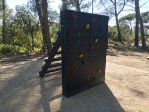 Échelle oblique et mur d'escalade en plastique recyclé