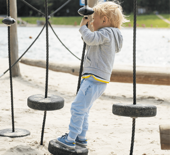 Enfant jouant sur une aire de jeux Espaces Renard